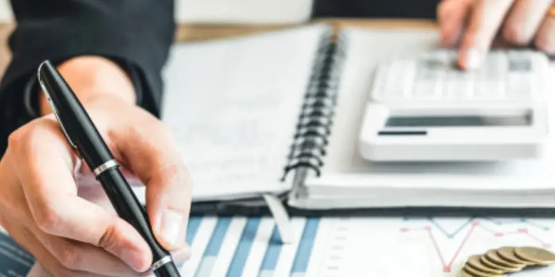 Tener un contador es uno de los factores decisores para que una empresa sea exitosa, por medio de una buena contabilidad se pueden medir los resultados de lo que se está emprendiendo y de las estrategias que se están implementando. Además, permite cumplir con todas las normativas tributarias que se le exigen a un negocio. La contabilidad proporciona información que apoya el proceso de toma de decisiones en el negocio, en relación con la planificación y el control, haciendo más eficientes los procesos de la empresa. Por eso, es vital tener un orden y un control, en conjunto con los servicios de un profesional que organice los aspectos financieros y las estructuras del negocio operativamente hablando. Un contador es primordial porque la actividad financiera sufre innumerables y complejos cambios para los cuales es muy importante tener la colaboración de una persona que posea conocimientos en la materia y que además esté en permanente actualización. Algunas de las funciones de los contadores en un negocio son las siguientes: Elaborar, analizar e interpretar los estados financieros. Implantar el sistema contable más conveniente. Verificar la exactitud de las operaciones registradas en libros, y registros auxiliares. Verificar el cumplimiento de las obligaciones fiscales. Establecer el procedimiento óptimo de registro de operaciones efectuadas por la empresa. Auditorías internas para comprobar que no haya fugas en su interior, lo que permite que las confianzas dentro del equipo no se vean resquebrajadas. Una contabilidad falsa maquillada puede traer a la empresa y a su representante legal problemas legales graves. Asimismo, una contabilidad falsa es el primer paso para el fracaso de un negocio, de ahí la importancia de contar con un contador que mantenga todo correcto y transparentado. Tener un contador es uno de los factores decisores para que una empresa sea exitosa, por medio de una buena contabilidad se pueden medir los resultados de lo que se está emprendiendo y de las estrategias que se están implementando. Además, permite cumplir con todas las normativas tributarias que se le exigen a un negocio. La contabilidad proporciona información que apoya el proceso de toma de decisiones en el negocio, en relación con la planificación y el control, haciendo más eficientes los procesos de la empresa. Por eso, es vital tener un orden y un control, en conjunto con los servicios de un profesional que organice los aspectos financieros y las estructuras del negocio operativamente hablando. Un contador es primordial porque la actividad financiera sufre innumerables y complejos cambios para los cuales es muy importante tener la colaboración de una persona que posea conocimientos en la materia y que además esté en permanente actualización. Algunas de las funciones de los contadores en un negocio son las siguientes: Elaborar, analizar e interpretar los estados financieros. Implantar el sistema contable más conveniente. Verificar la exactitud de las operaciones registradas en libros, y registros auxiliares. Verificar el cumplimiento de las obligaciones fiscales. Establecer el procedimiento óptimo de registro de operaciones efectuadas por la empresa. Auditorías internas para comprobar que no haya fugas en su interior, lo que permite que las confianzas dentro del equipo no se vean resquebrajadas. Una contabilidad falsa maquillada puede traer a la empresa y a su representante legal problemas legales graves. Asimismo, una contabilidad falsa es el primer paso para el fracaso de un negocio, de ahí la importancia de contar con un contador que mantenga todo correcto y transparentado.